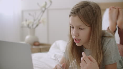 Lustiges-Jugendliches-Mädchen-Spricht-Per-Videoanruf-Auf-Dem-Laptop,-Bleibt-Zu-Hause-Und-Lernt-Online